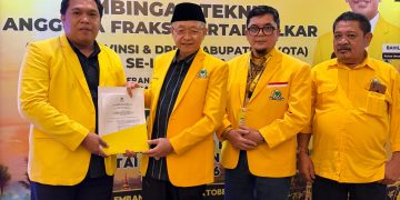 Cek Endra menyerahkan SK Golkar Sungai Penuh didampingi Ivan Wirata dan Yuskandar. FOTO: UCUP