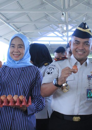 Kakanwil Hadiri Panen Perdana 500 Butir Telur Ayam Petelur di Lapas Narkotika Muara Sabak. FOTO: IST