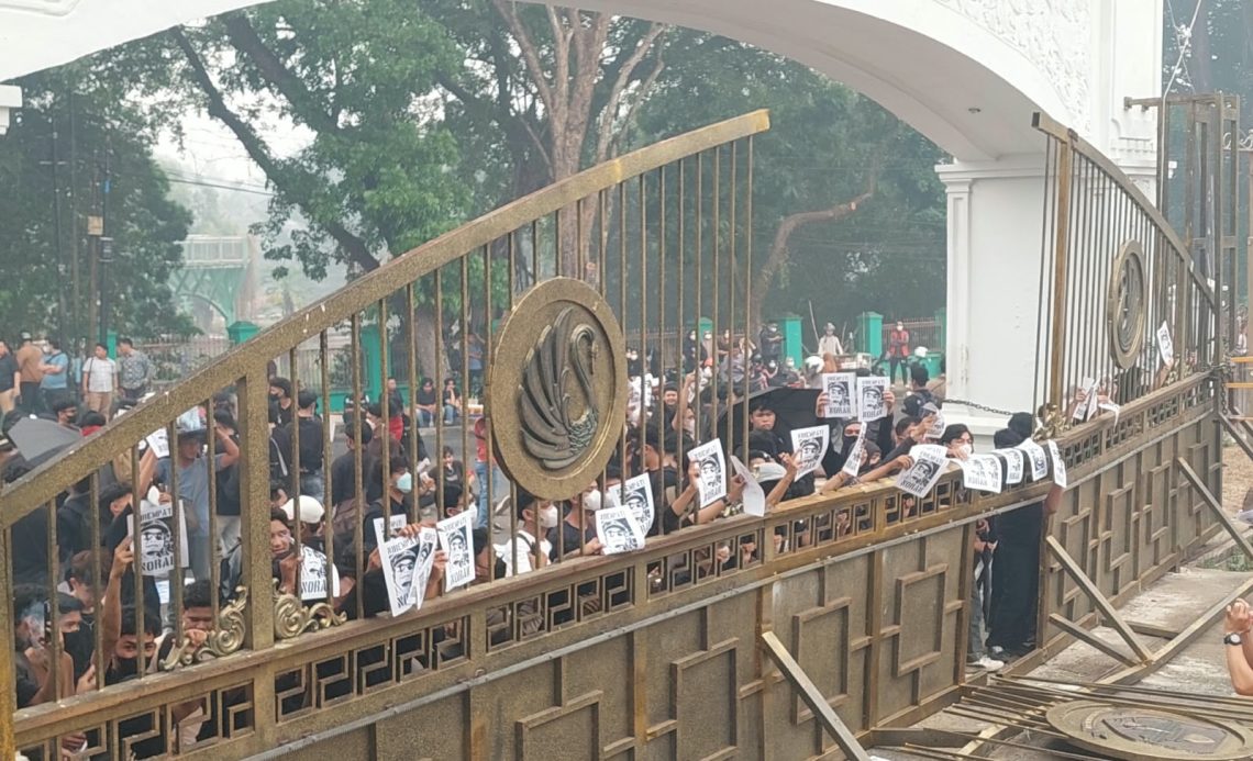 Aliansi Mahasiswa Jambi Dorong Gerbang Kantor Gubernur, Tuntut Bertemu Langsung dengan Gubernur. FOTO: IST