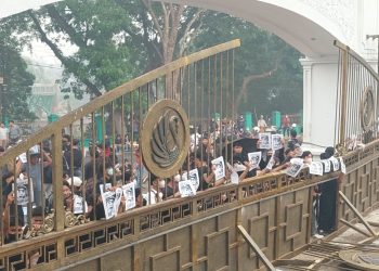 Aliansi Mahasiswa Jambi Dorong Gerbang Kantor Gubernur, Tuntut Bertemu Langsung dengan Gubernur. FOTO: IST
