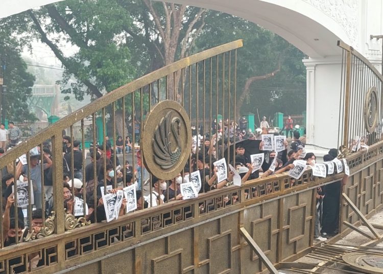 Aliansi Mahasiswa Jambi Dorong Gerbang Kantor Gubernur, Tuntut Bertemu Langsung dengan Gubernur. FOTO: IST 