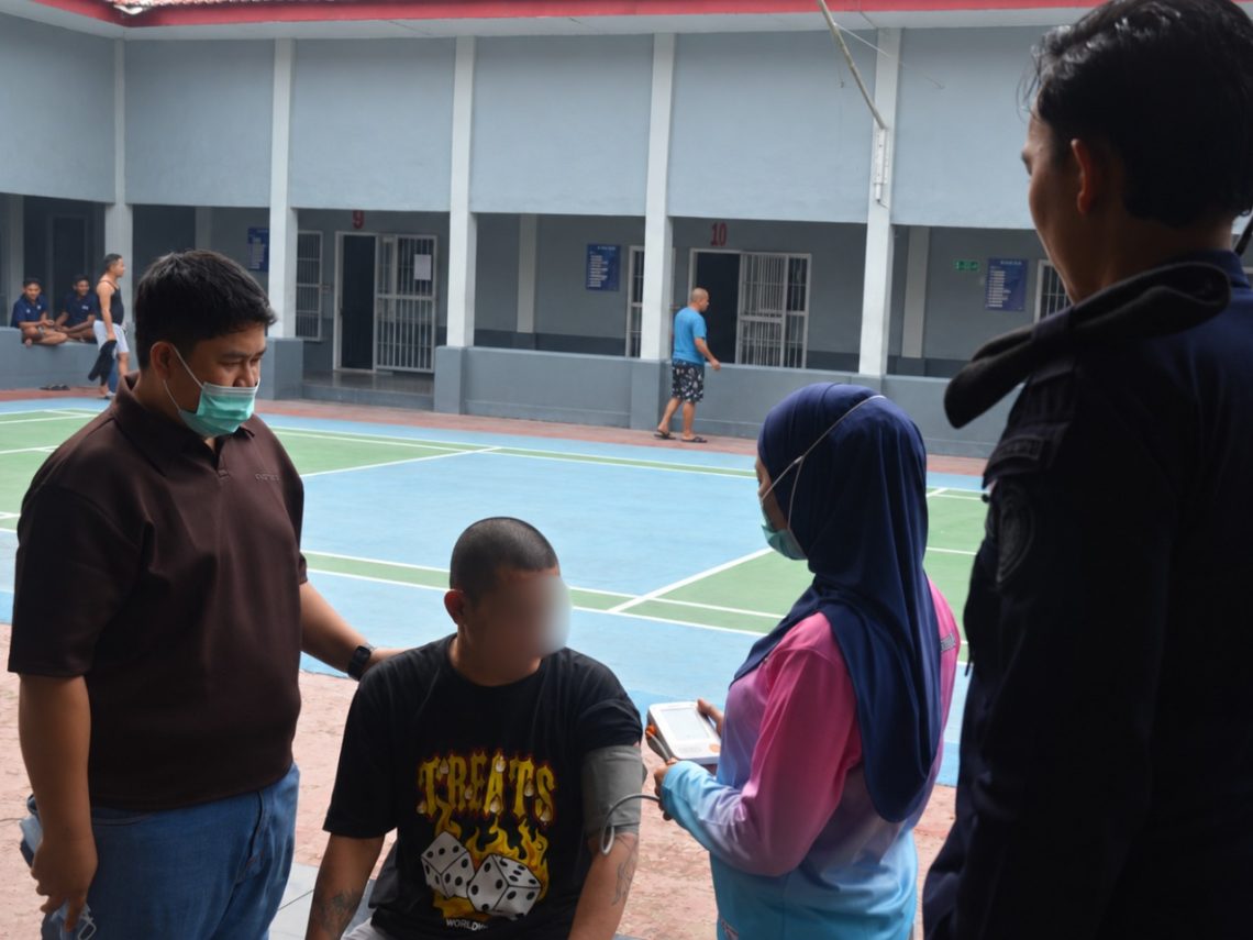 Antisipasi Dampak Kabut Asap, Lapas Narkotika Muara Sabak Bagikan Masker dan Periksa Kesehatan Warga Binaan. FOTO: IST