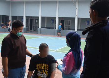 Antisipasi Dampak Kabut Asap, Lapas Narkotika Muara Sabak Bagikan Masker dan Periksa Kesehatan Warga Binaan. FOTO: IST