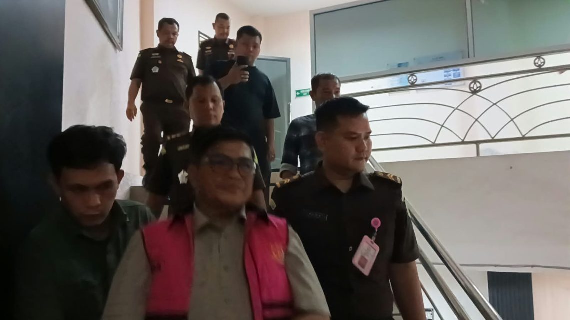 Penahanan tersangka korupsi di sekretariat Merangin oleh Kejati Jambi. FOTO: IST