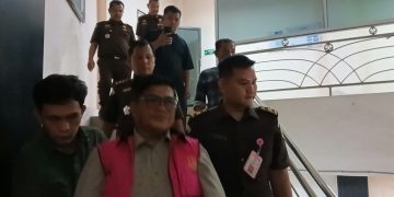 Penahanan tersangka korupsi di sekretariat Merangin oleh Kejati Jambi. FOTO: IST