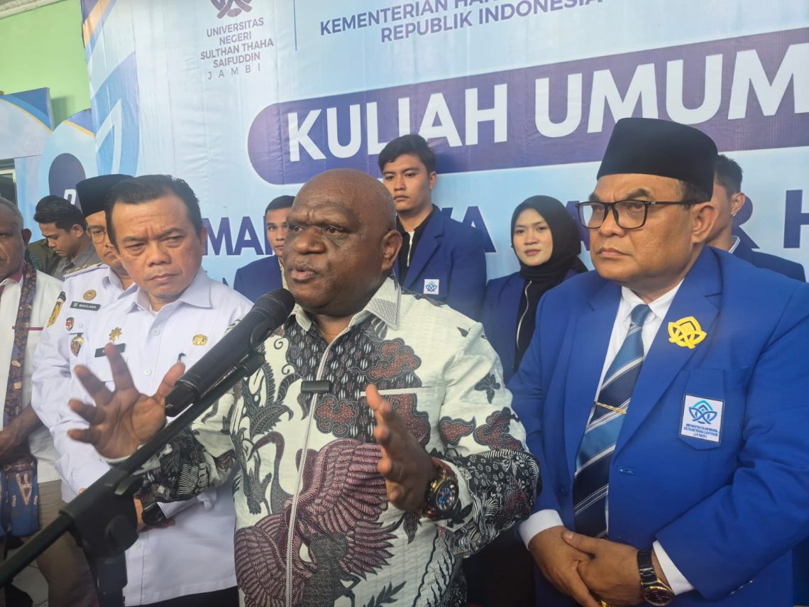 Menteri HAM RI, Natalius Pigai usai memberikan kuliah di UIN STS Jambi. FOTO: IST