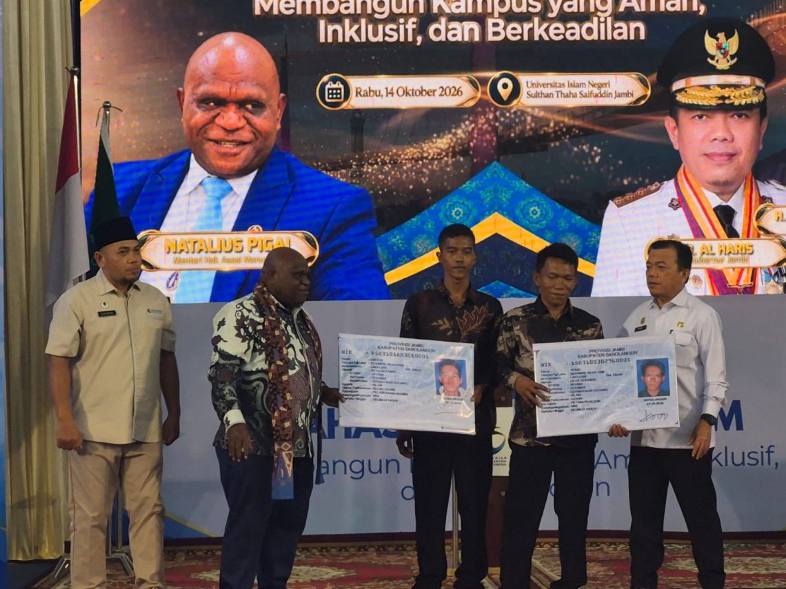 Menteri HAM RI saat menyerahkan KTP El kepada perwakilan SAD yang didampingi oleh Kanwil HAM Jambi, Sukiman. FOTO: IST
