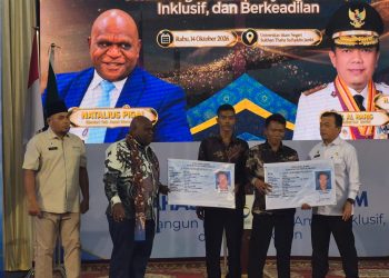 Menteri HAM RI saat menyerahkan KTP El kepada perwakilan SAD yang didampingi oleh Kanwil HAM Jambi, Sukiman. FOTO: IST