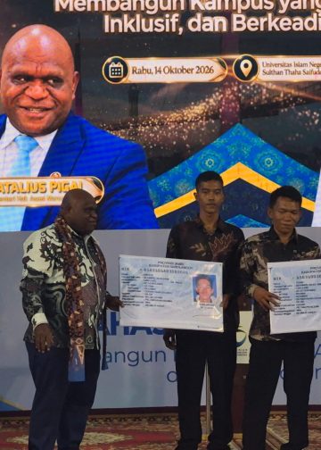 Menteri HAM RI saat menyerahkan KTP El kepada perwakilan SAD yang didampingi oleh Kanwil HAM Jambi, Sukiman. FOTO: IST