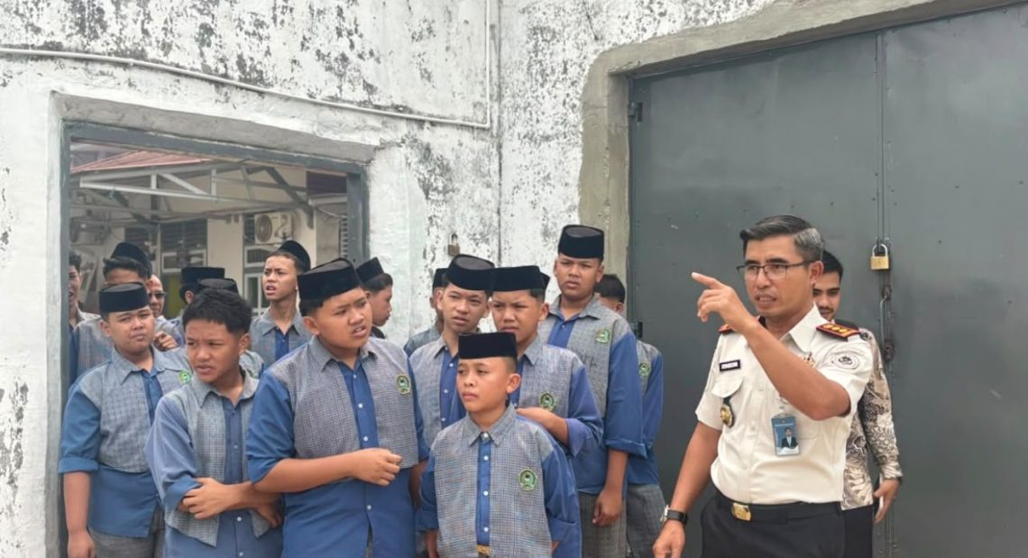 Kenalkan Pembinaan Warga Binaan, Siswa Ponpes Al-Munawaroh Ikuti Edutrip di Lapas Bangko. FOTO: IST