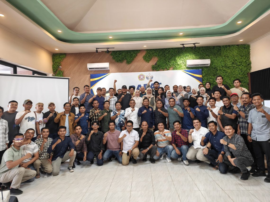 Rocky Candra dan pengurus Karang Taruna Provinsi Jambi usai rapat perdana program kerja ke depan. FOTO: IST