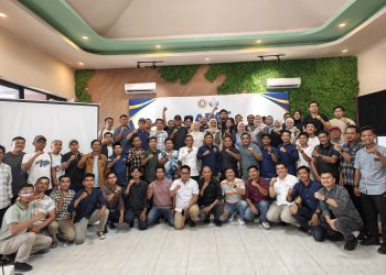 Rocky Candra dan pengurus Karang Taruna Provinsi Jambi usai rapat perdana program kerja ke depan. FOTO: IST