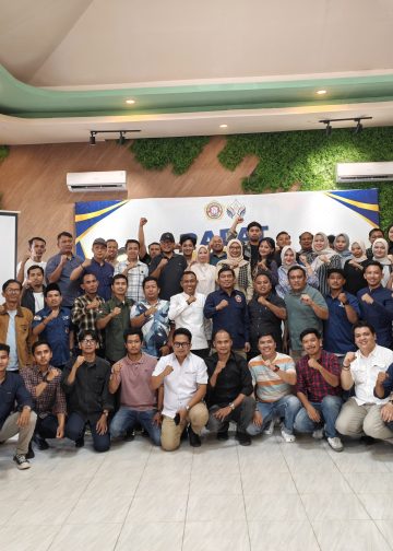 Rocky Candra dan pengurus Karang Taruna Provinsi Jambi usai rapat perdana program kerja ke depan. FOTO: IST