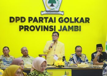 Mewakili Cek Endra, Sekretaris Golkar Jambi Ivan Wirata sampaikan kata sambutan. FOTO: UCUP