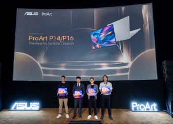 Kika: Adrian Pradipta - Technical Public Relations, ASUS Indonesia, Rudy Salim - CEO PRESTIGECORP, Lenny Lin - Country Manager, ASUS Indonesia,  Marcello Tahitoe, Top Indonesian Singer. FOTO: IST