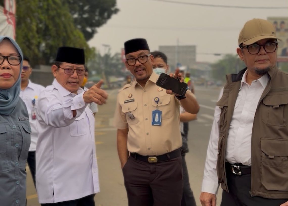 Ivan Wirata, Benny Nurdin Yusuf dan Sekda Sudirman saat cek lokasi pemutihan PKB kendaraan. FOTO: UCUP.