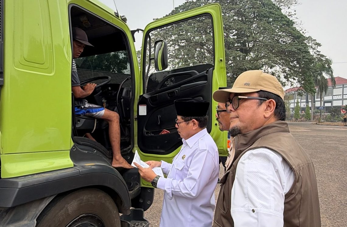 Ivan Wirata Soroti Truk Tangki 31,78 Ton di Simpang Rimbo, Tiga Sumbu Belum Tentu Aman. FOTO: UCUP