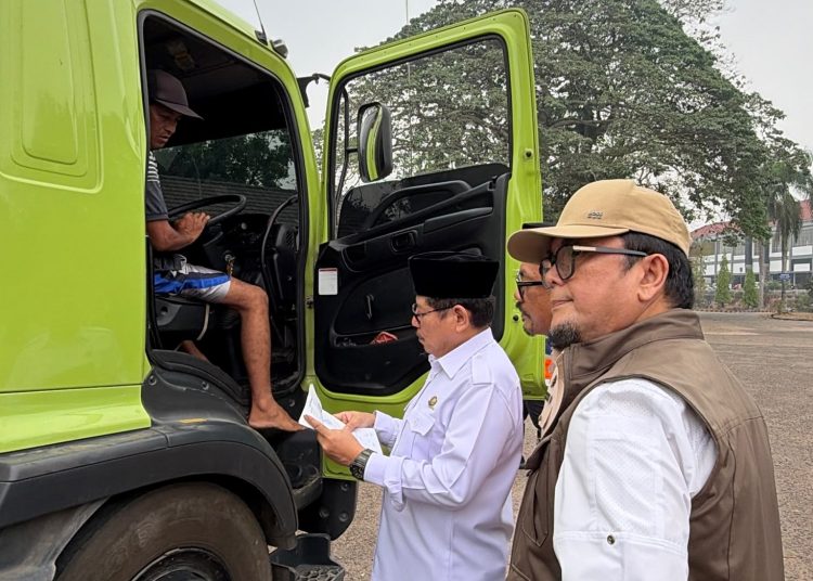 Ivan Wirata Soroti Truk Tangki 31,78 Ton di Simpang Rimbo, Tiga Sumbu Belum Tentu Aman. FOTO: UCUP