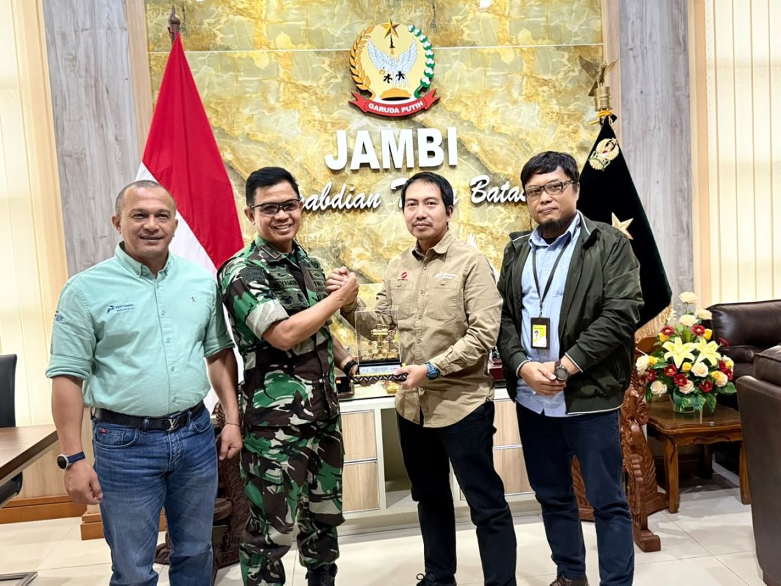 General Manager PHR Zona 1, Muhammad Luthfi Ferdiansyah melakukan kunjungan kehormatan kepada Danrem 042/Garuda Putih, Brigjen TNI Nyamin di Markas Korem 042/Garuda Putih, Jambi, untuk memperkuat sinergi dan koordinasi dalam mendukung kelancaran operasional Hulu Migas. FOTO: IST