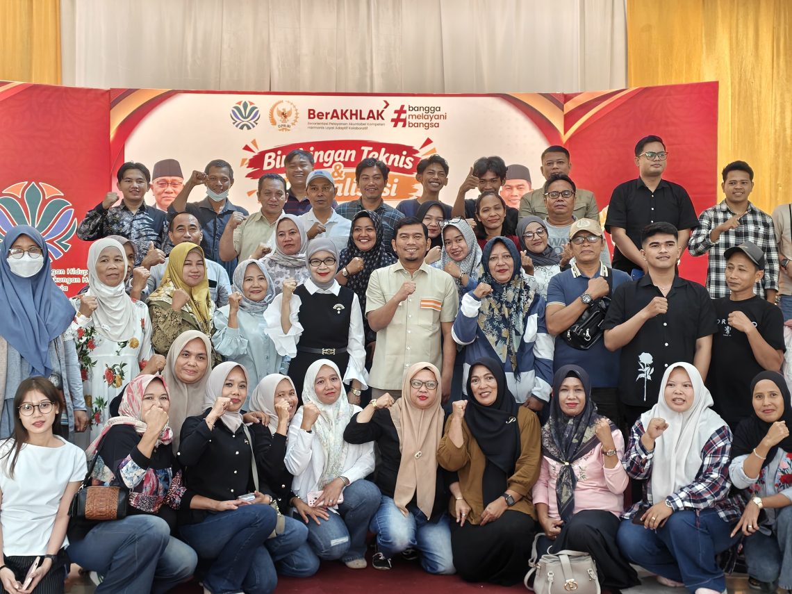 Rocky Candra bersama peserta sosialisasi dan bimbingan tehnis pengelolaan sampah. FOTO: IST
