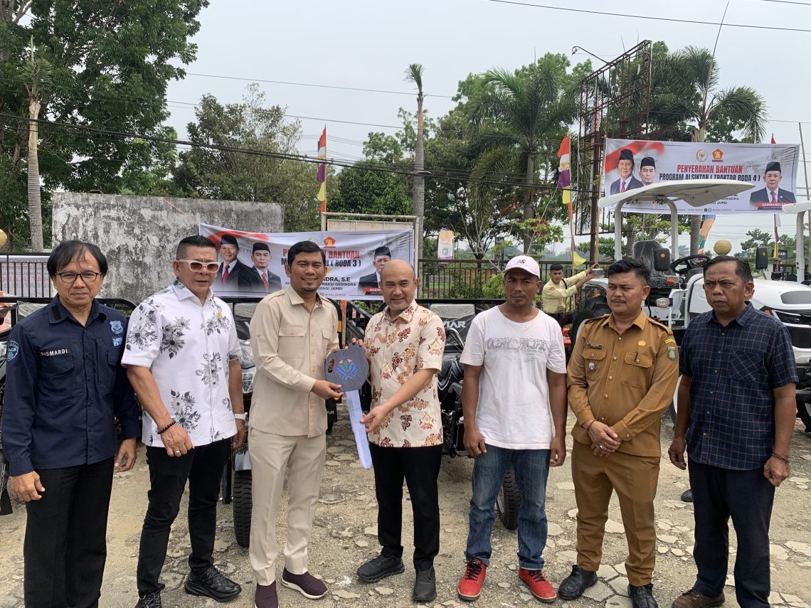 Petani Bungo Terima Bantuan Traktor, Bupati Dedi Apresiasi Kepedulian Rocky Candra