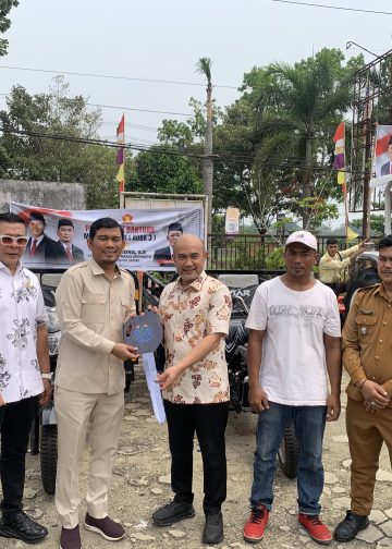 Petani Bungo Terima Bantuan Traktor, Bupati Dedi Apresiasi Kepedulian Rocky Candra