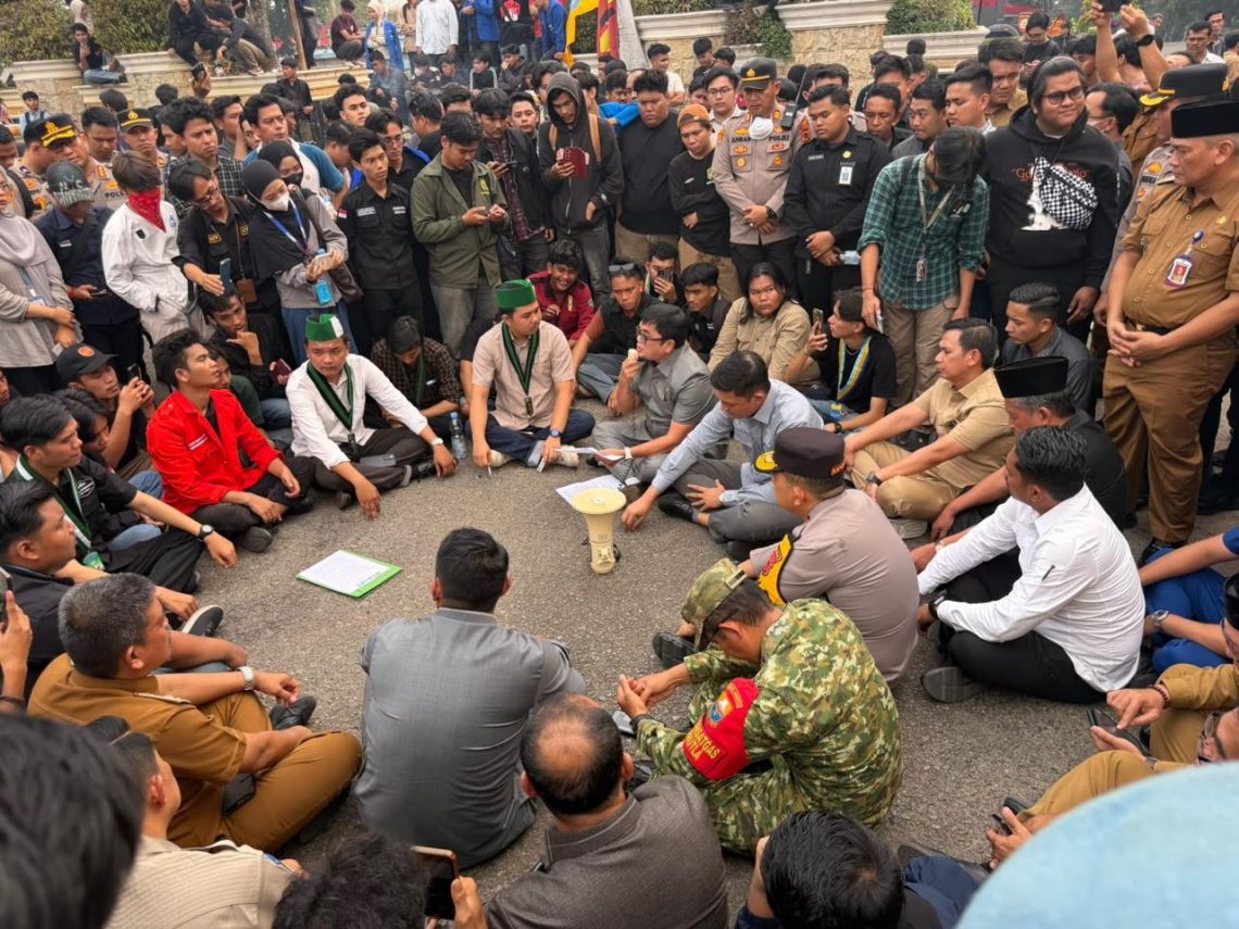 Ivan Wirata dan DPRD lainnya saat menemui massa aksi kemarin. FOTO: UCUP