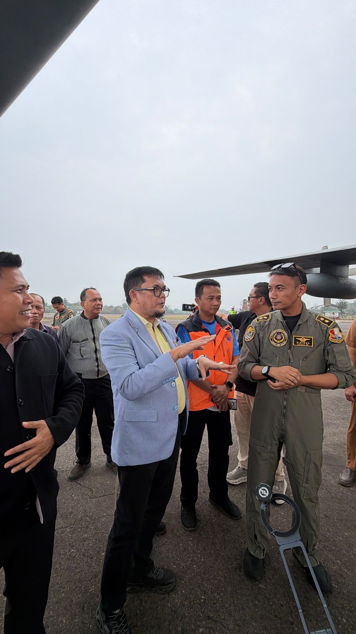 Rombongan Pansus Karhutla yang dipimpin Ivan Wirata kunjungi lokasi Operasi Modifikasi Cuaca (OMC) di Pangkalan TNI AU Sri Mulyono Herlambang, Palembang. FOTO: UCUP