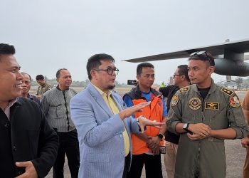 Rombongan Pansus Karhutla yang dipimpin Ivan Wirata kunjungi lokasi Operasi Modifikasi Cuaca (OMC) di Pangkalan TNI AU Sri Mulyono Herlambang, Palembang. FOTO: UCUP