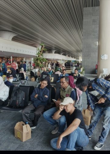 Ratusan penumpang Jogja -jambi yang menunggu kabar kepastian keberangkatan. FOTO: OYI