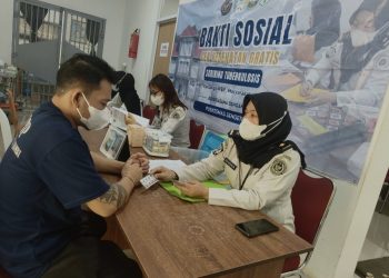 Petugas kesehatan Lapas Jambi saat melakukan pemeriksaan warga binaan. FOTO: OYI