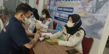 Petugas kesehatan Lapas Jambi saat melakukan pemeriksaan warga binaan. FOTO: OYI