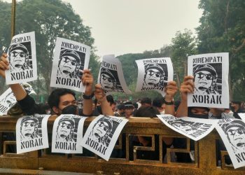 Poster yang dibawa oleh mahasiswa saat aksi demonstrasi. FOTO: IST