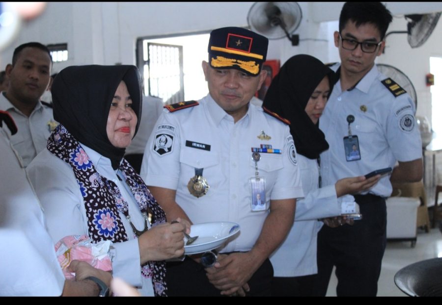 Direktur Perawatan Kesehatan dan Rehabilitasi Dirjenpas, Dr. dr. Adhayani Lubis, Sp.KJ., M.K.M., saat mencicipi masakan di dapur sehat Lapas Kelas IIA Jambi. FOTO: IST